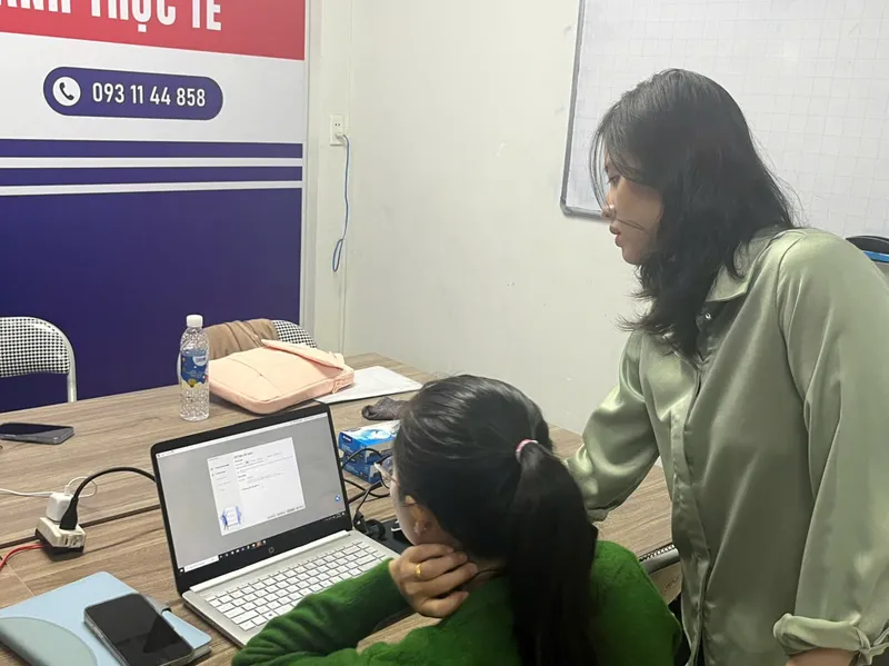 7 cách ứng dụng AI trong kinh doanh online thực tế AI trong kinh doanh online giúp tăng doanh thu