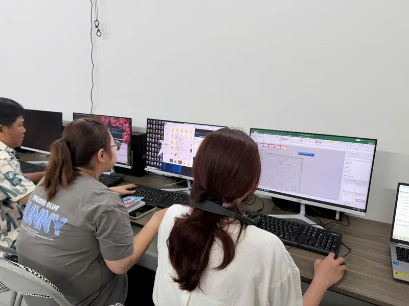 Khóa học AI thực chiến cho doanh nghiệp - Trung tâm đào tạo AI Học viên thảo luận cách AI thay đổi công việc trong kỷ nguyên số 2026