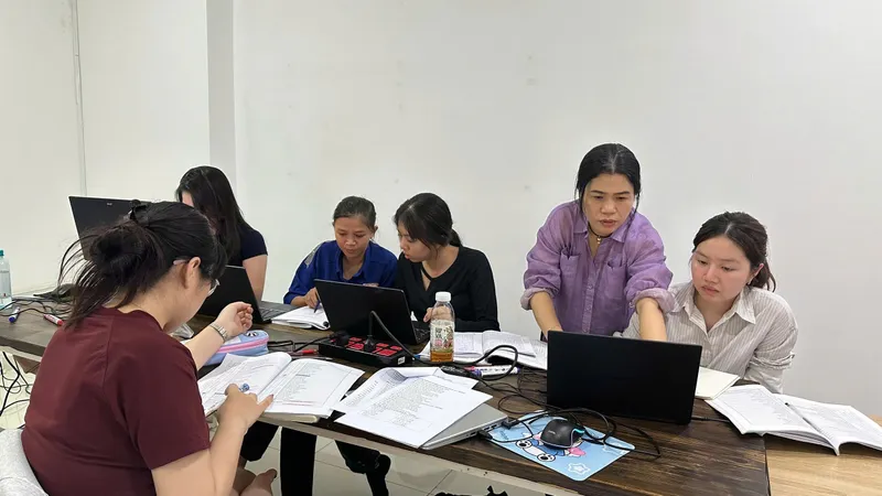 Khóa học AI thực chiến cho doanh nghiệp - Trung tâm đào tạo AI Học viên thảo luận cách AI thay đổi công việc trong kỷ nguyên số 2026