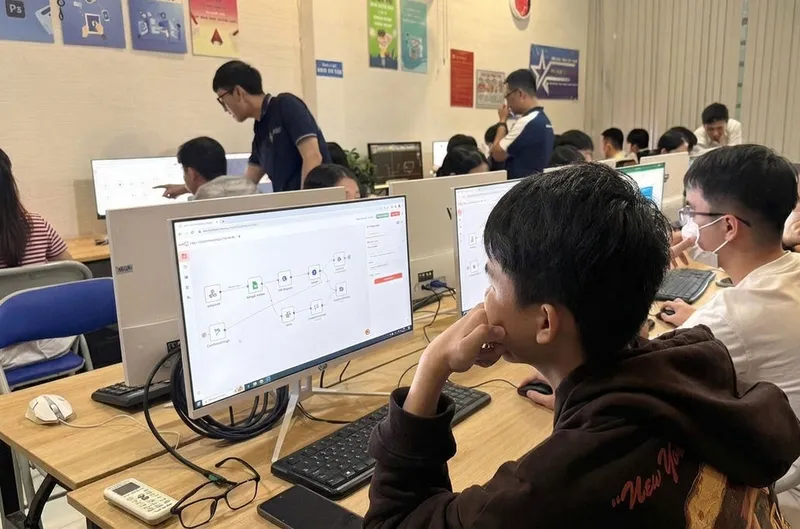 Tìm hiểu AI là gì - Trung Tâm Đào Tạo AI SAOVIET AI là gì và cẩm nang toàn diện về trí tuệ nhân tạo cho người mới bắt đầu