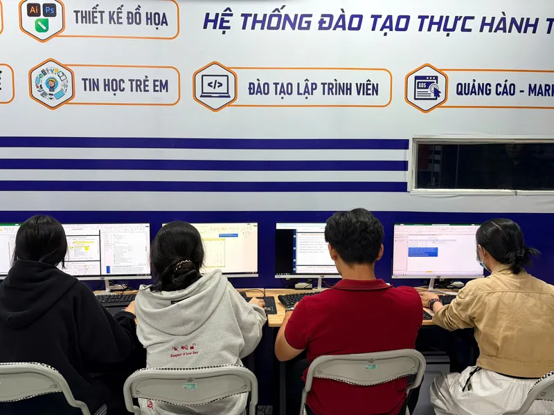 Học viên thực hành sử dụng các công cụ AI tạo video miễn phí tại lớp học