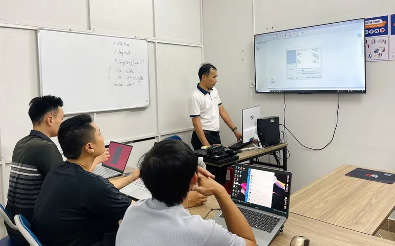 Học viên tham gia khóa học ứng dụng AI làm video xây kênh đa nền tảng Khóa học AI làm video ngắn xây kênh Youtube Tiktok Facebook thực chiến